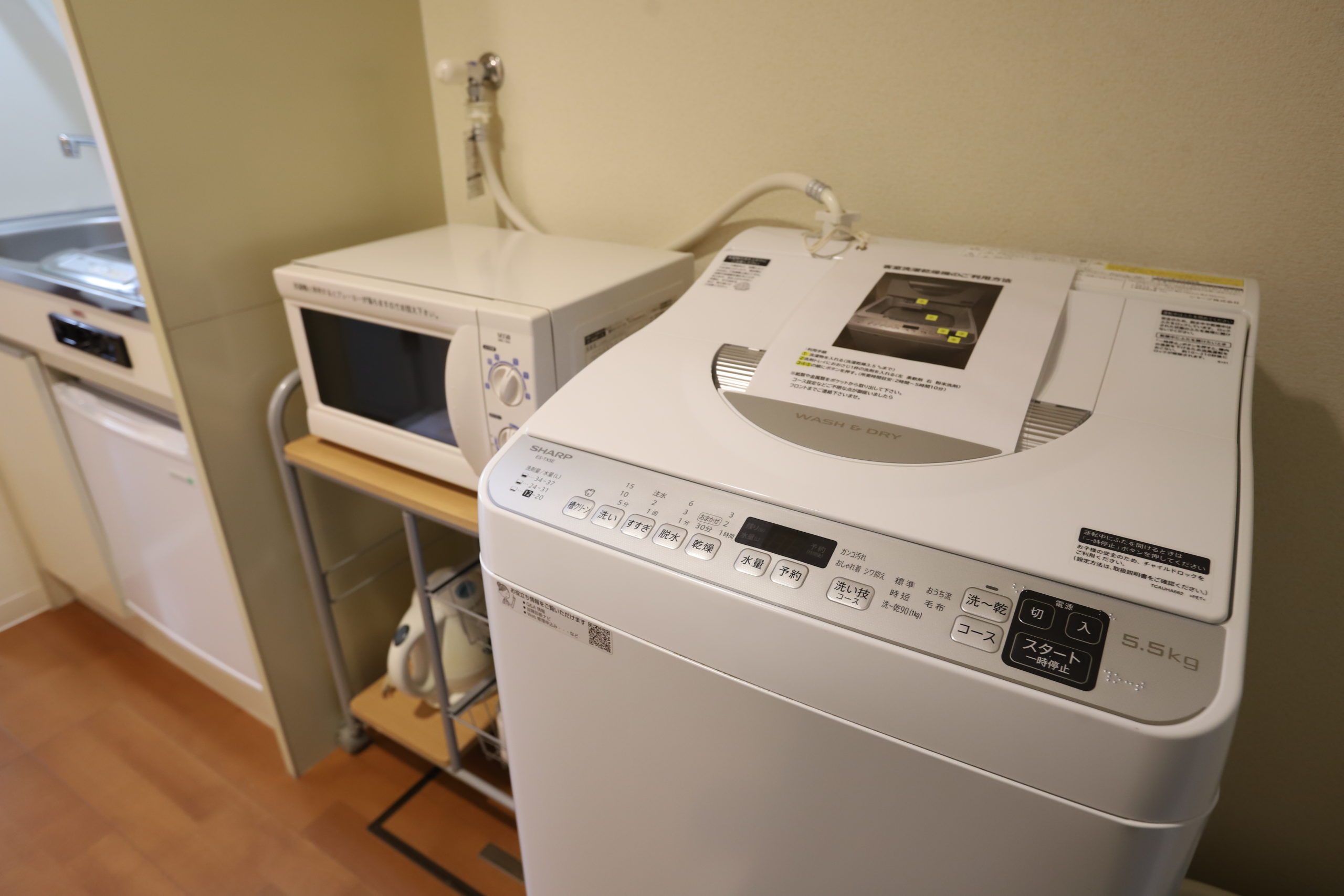 全室に洗濯乾燥機(洗剤付き)と電子レンジのご用意が御座います