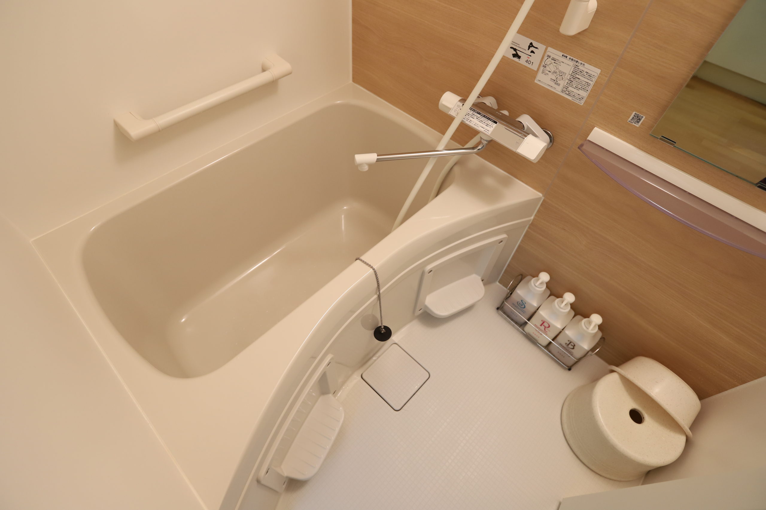 浴槽も入りやすく低設計されております。ホテルでは珍しく浴室内に桶と椅子をご用意しております